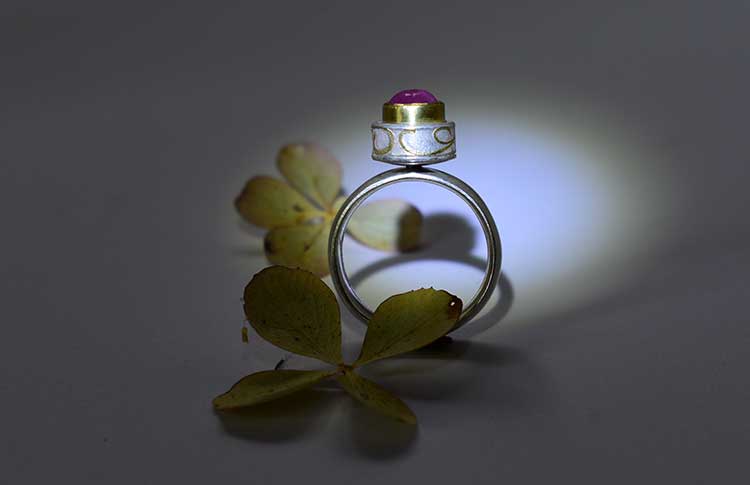 Ring 925/- Silber mit 750/- Goldwirbeln verschweißt und mit rosa Turmalin in 750/- Gelbgold gefaßt, Ringgröße 62